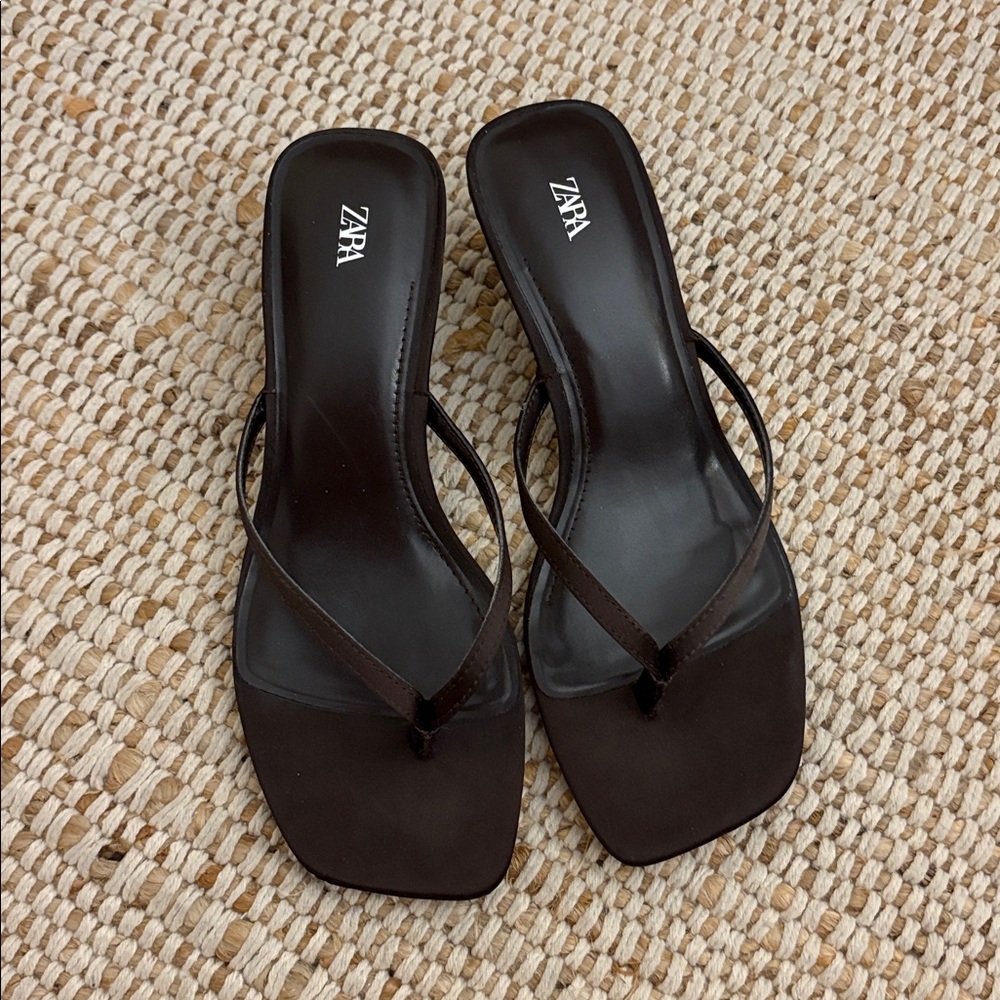 ZARA SATIN KITTEN HEEL SANDALS
BROWN 1/3328/510/700/36